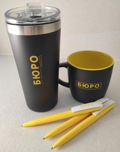 чашка з жовтим лого