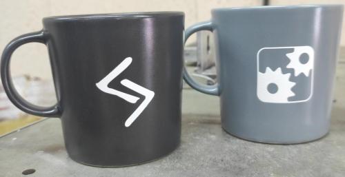 чашки з білим лого