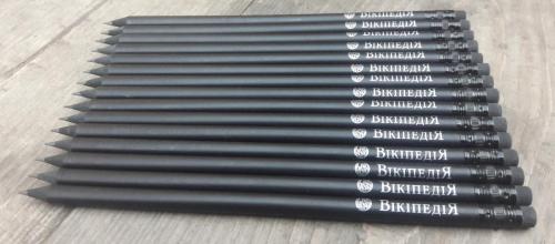 чорні олівці з логотипом