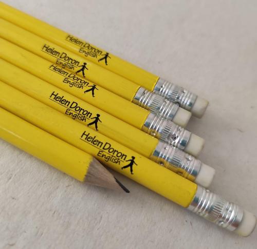 жовті олівці з логотипом